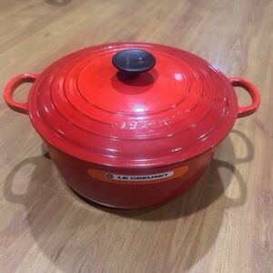 Le Creuset Red 5.5 qt Cast Iron Dutch oven